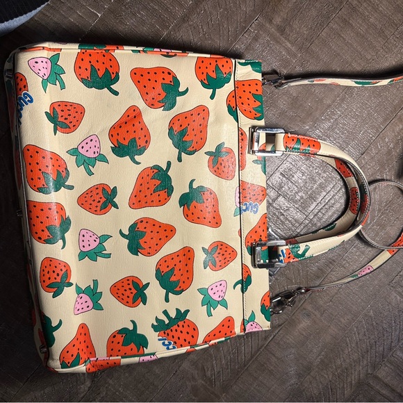 Gucci Cream Tote with Strawberry Design - Picture 5 of 15